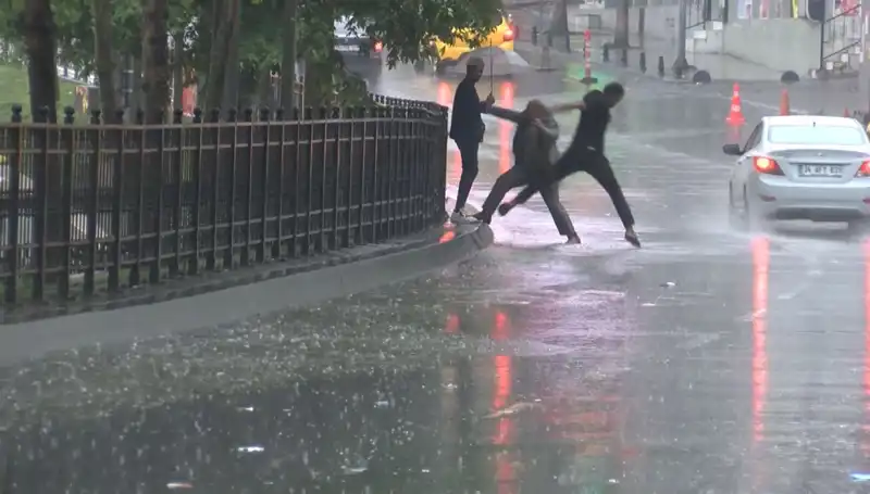 İstanbul ve İzmir İçin Acil Meteorolojik Uyarı: Turuncu Kodlu Alarm Geldi!
