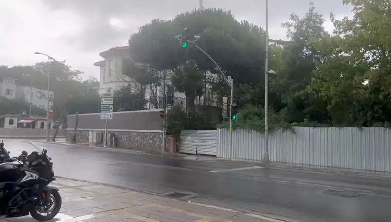 İstanbul’da Sağanak Yağmur Hayatı Olumsuz Etkiliyor: Caddeler Su İçinde Kaldı