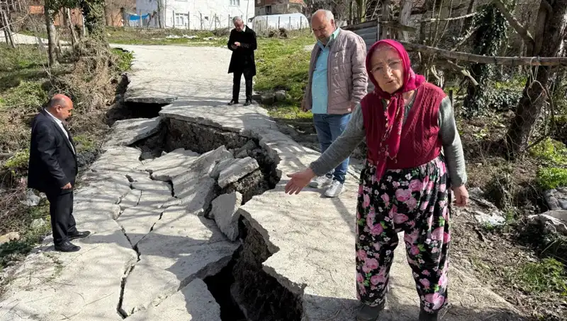 Diken Üstünde 130 Hane: Heyelan Yolu Kapattı, Mahalle Tehlikede