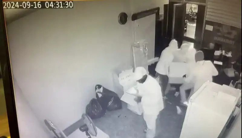 Kasa Açılmayınca Çalınmış Hazineyi Sırtlayıp Götürdüler!