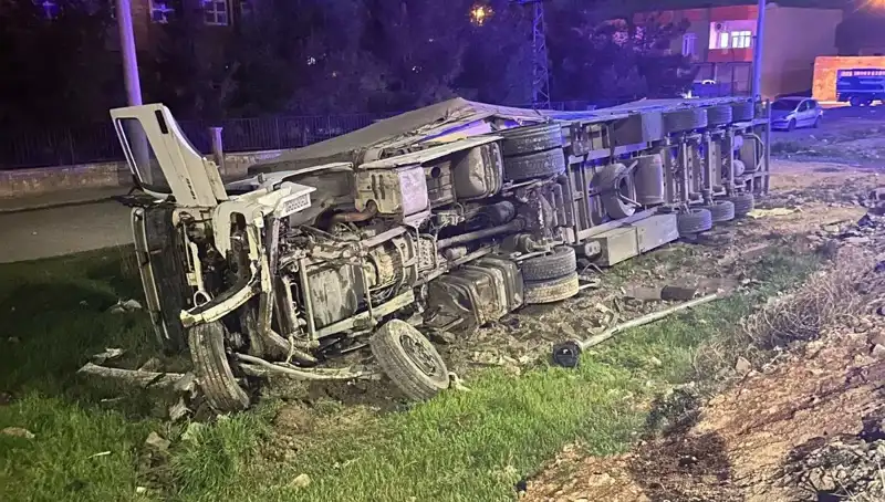 TIR Devrildi: 6 Yaralı, Olay Yerinde Panik Havası