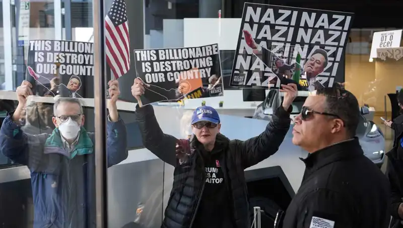 Elon Musk'ın Şirketleri Önünde Protesto: Trump Yönetimine Tepkiler Yükseliyor