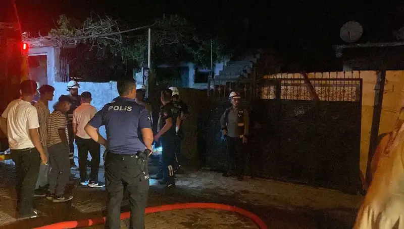 Ailesinin Evini Yakan Genç, Halkın Gazabından Polisle Kurtuldu