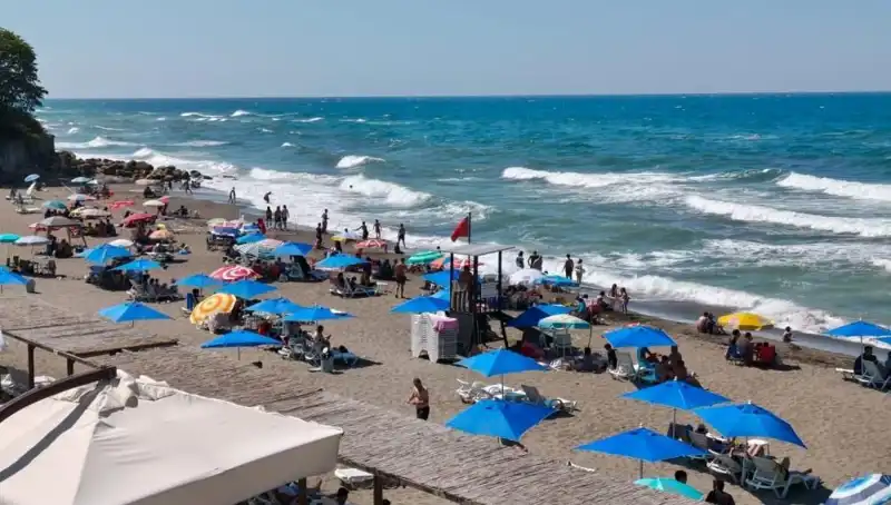Akçakoca'da Denizde Yüzme Yasağı: Nedenleri ve Etkileri