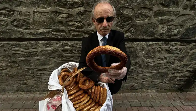 Kravatlı Simitçi: Şıklıkla Simit Satışı Yapmanın Sırrı