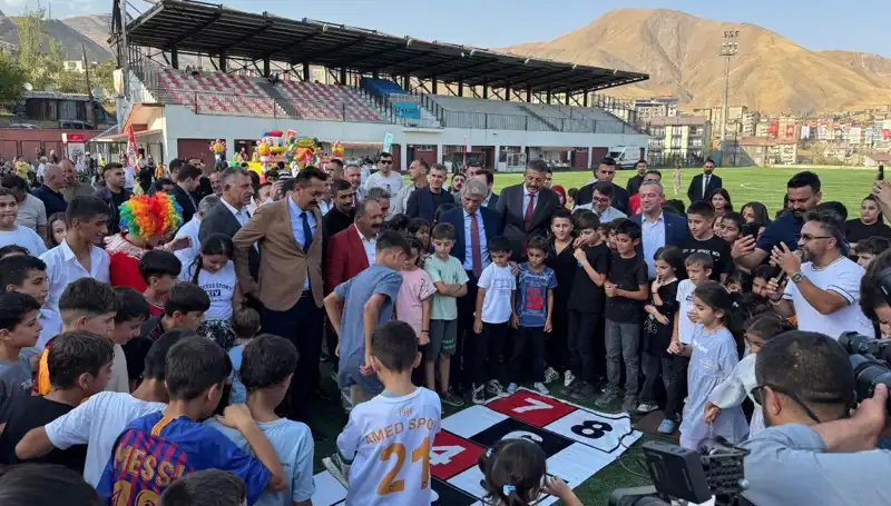 Hakkari'de Neşenin Adı: Anadolu Şenliği Coşkuyla Başladı