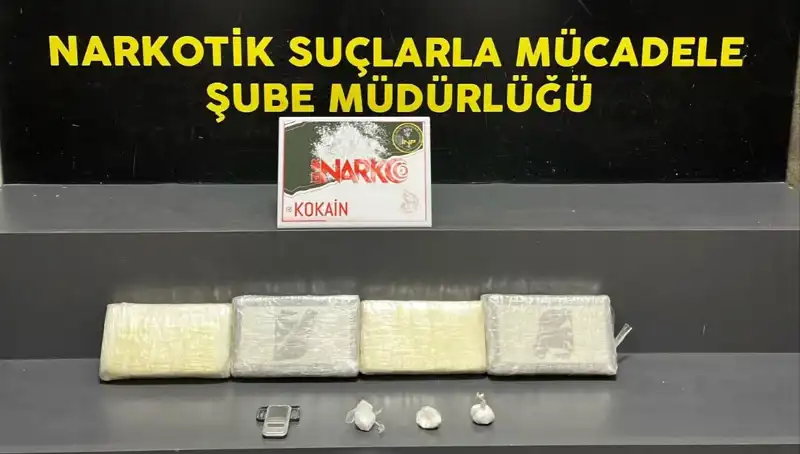 İzmir'de Uyuşturucu Operasyonu: 15 Kilo Esrar Ele Geçirildi!