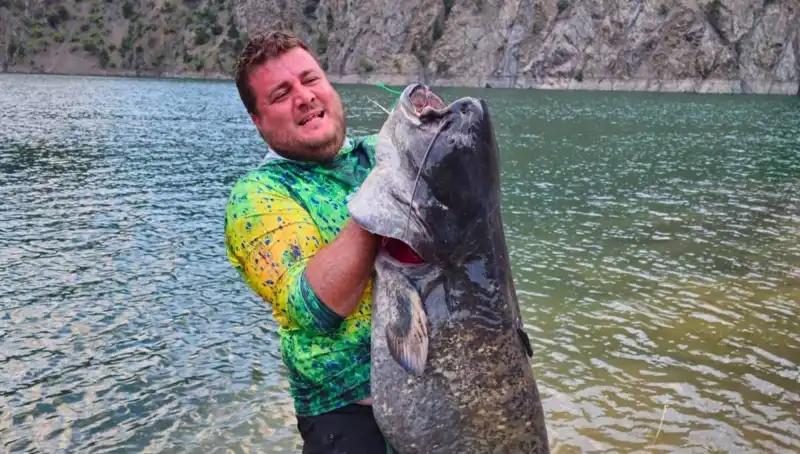 Amatör Balıkçılar Baraj Gölünde 100 Kilo Ağırlığında Balık Yakaladı