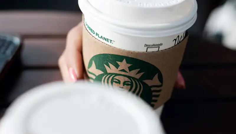 Starbucks'tan 50 Milyon Dolarlık Rekor Tazminat: Kahvenin Bedeli Neden Bu Kadar Yükseldi?