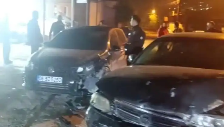 Çevirmeden Kaçmaya Çalışan Araç Kaza Yaptı: Altı Yaralı