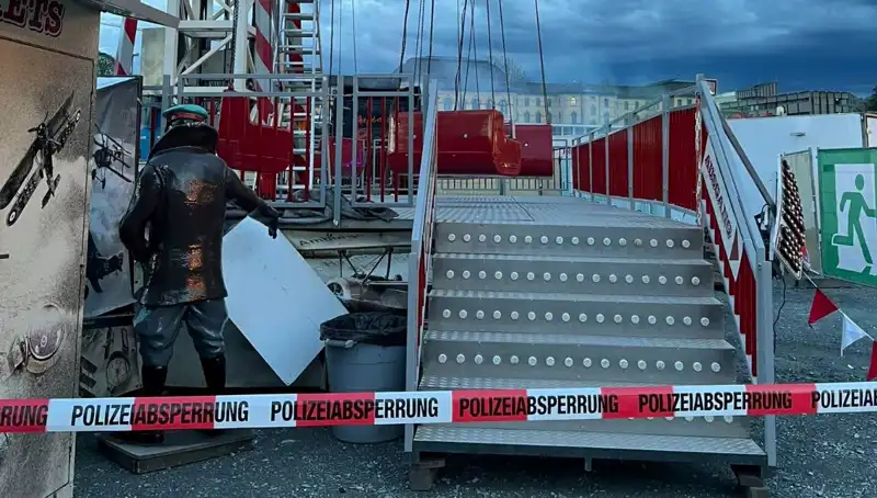Hızla Dönen Salıncak, Reklam Direklerine Çarptı: Facia Yaşandı!