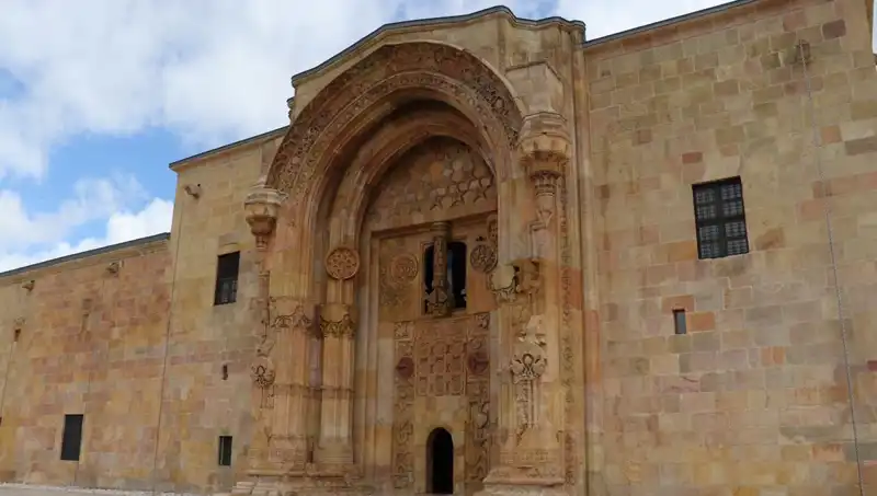 Divriği Ulu Camii ve Darüşşifası'na Yoğun İlgi: Ziyaretçi Akını Devam Ediyor