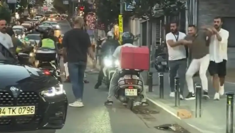 Nişantaşı'nda Yol Verme Kavgası: Sopalı Kadın Dehşeti!