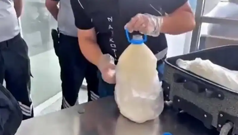 Havalimanında Süt Şişesi İçinde Ele Geçirilen Uyuşturucu Şoke Etti!