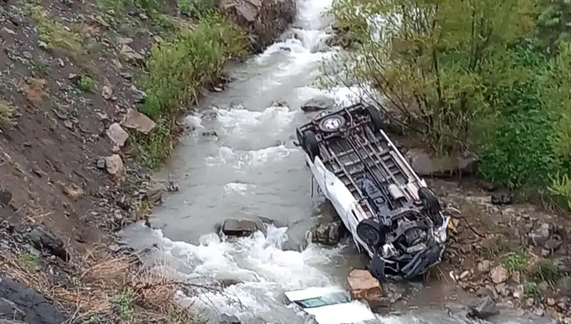 Hakkari’de İşçileri Taşıyan Minibüs Devrildi: 2 Ölü, 3 Yaralı