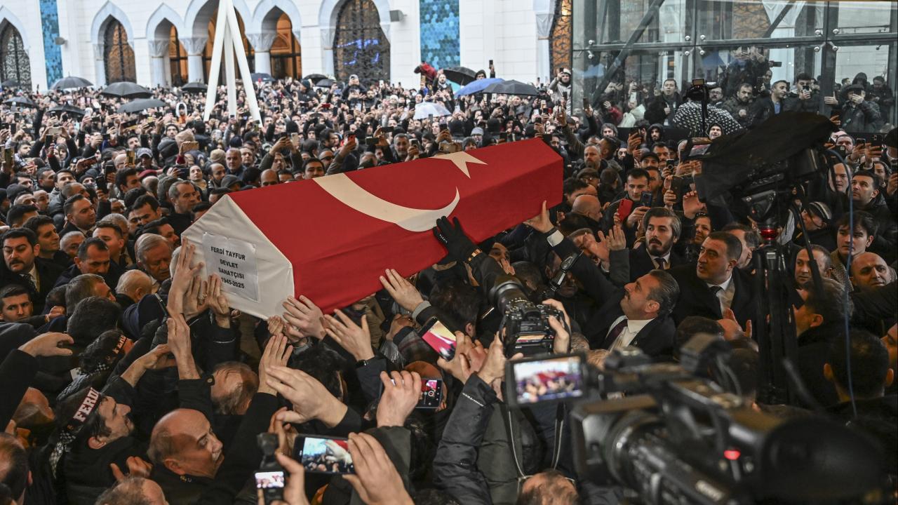 Ünlü Sanatçı Ferdi Tayfur Son Yolculuğuna Uğurlandı
