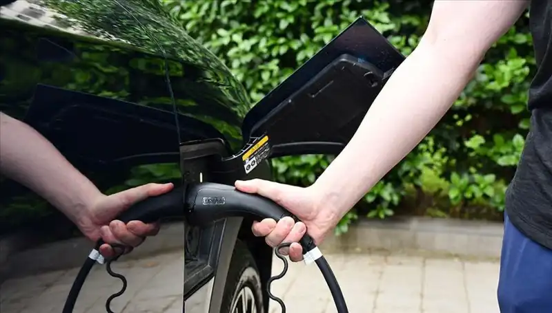 ABD'nin Gümrük Vergilerine Karşı İngiltere'den Elektrikli Araç Üreticilerine Destek