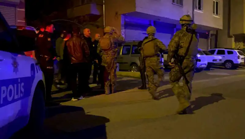 Balkondan Tüfekle Ateş Açan Şahıs, Polisin Gelmesiyle Kendini Eve Kilitledi
